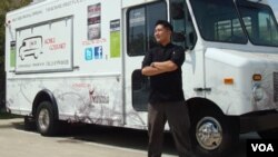 El carro de comida del chef Tai Lee está estacionado en College Station, Texas.