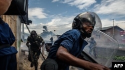 Des policiers pourchassent des manifestants à Bujumbura, le 13 mai 2015.