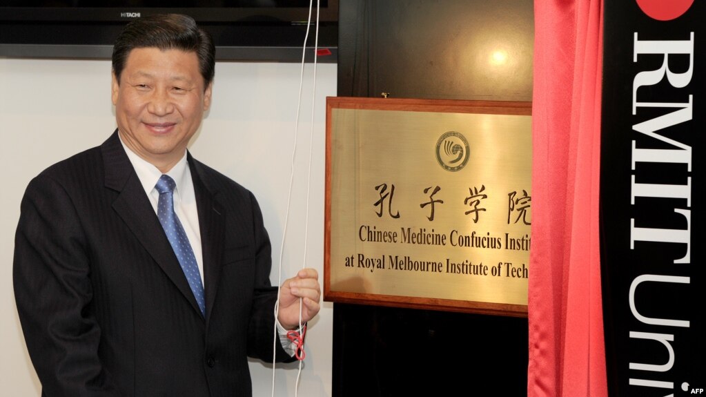 时为中国国家副主席的习近平在墨尔本皇家理工大学为澳大利亚的第一所中医孔子学院揭牌。（2010年6月20日）(photo:VOA)