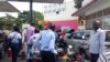 Des automobilistes attendent le carburant dans une station-service à Bujumbura, Burundi, 30 mai 2017. (VOA/Christophe Nkurunziza)
