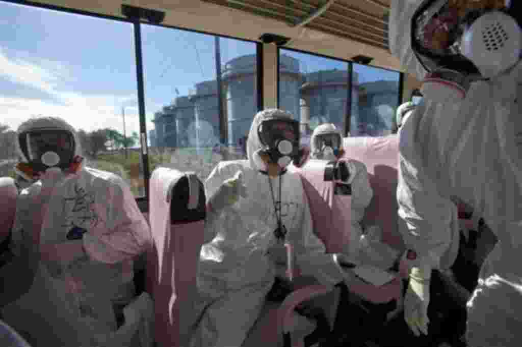 Periodistas y funcionarios de la planta eléctrica de Tokio desde un autobús en las instalaciones de Fukushima.