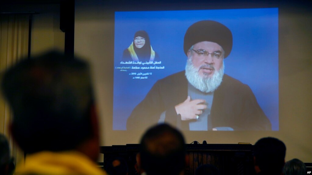 Pemimpin Hizbullah Sheik Hassan Nasrallah berbicara melalui sambungan video di Beirut, Lebanon, 12 Oktober 2018.
