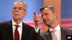 Norbert Hofer, à droite, le candidat d'extrême droite a été battu de justesse par Alexander Van der Bellen, à gauche, candidat aux élections présidentielles et ancien chef des Verts autrichiens, Vienne, 24 avril 2016