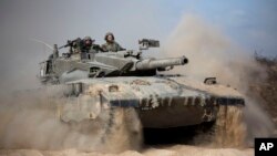 Sebuah tank Israel menuju posisi dekat perbatasan Israel-Gaza (18/7/2014). Militer Israel semakin masuk ke Gaza, Jumat, untuk menghancurkan lokasi peluncuran roket kelompok militan Hamas. 