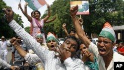 Supporters of veteran Indian social activist Anna Hazare celebrate after Hazare ended his fast in the northern Indian city of Chandigarh August 28, 2011. Sipping coconut water and honey, a self-styled Gandhian anti-corruption reformer Hazare ended a 13-da