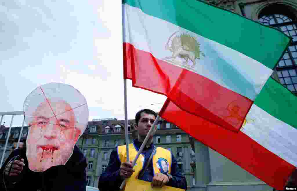 تجمع مخالفان حکومت ایران در سوئیس به نشان اعتراض از حضور حسن روحانی در آن کشور. 