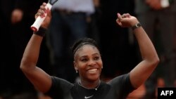 Serena Williams jubile après sa victoire sur Julia Goerges au septième jour du Roland Garros 2018, le 2 juin 2018. 