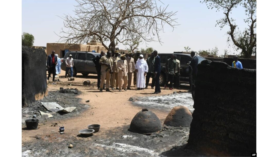 Presiden Mali Ibrahim Boubacar Keita meninjau lokasi serangan terhadap warga etnis Fulani di Ogossagou, Senin (25/3).