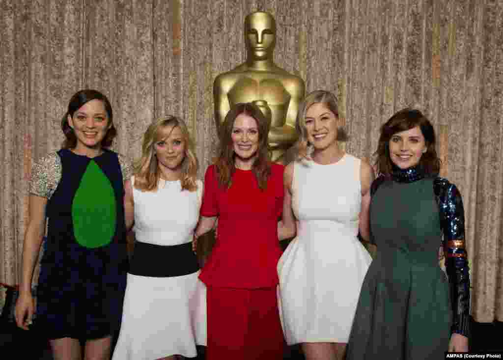 Dari kiri ke kanan: Para nomine Oscar untuk aktris pemeran utama, Marion Cotillard, Reese Witherspoon, Julianne Moore, Rosamund Pike dan Felicity Jones dalam acara makan siang nomine Oscar di Beverly Hills (2/2).