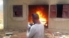 Incendie d'une église au Niger le 16 janvier 2015.(VOA/Abdoul Razak Idrissa)