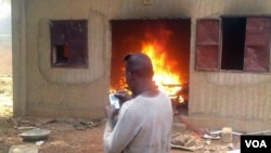 Incendie d'une église au Niger le 16 janvier 2015.(VOA/Abdoul Razak Idrissa)