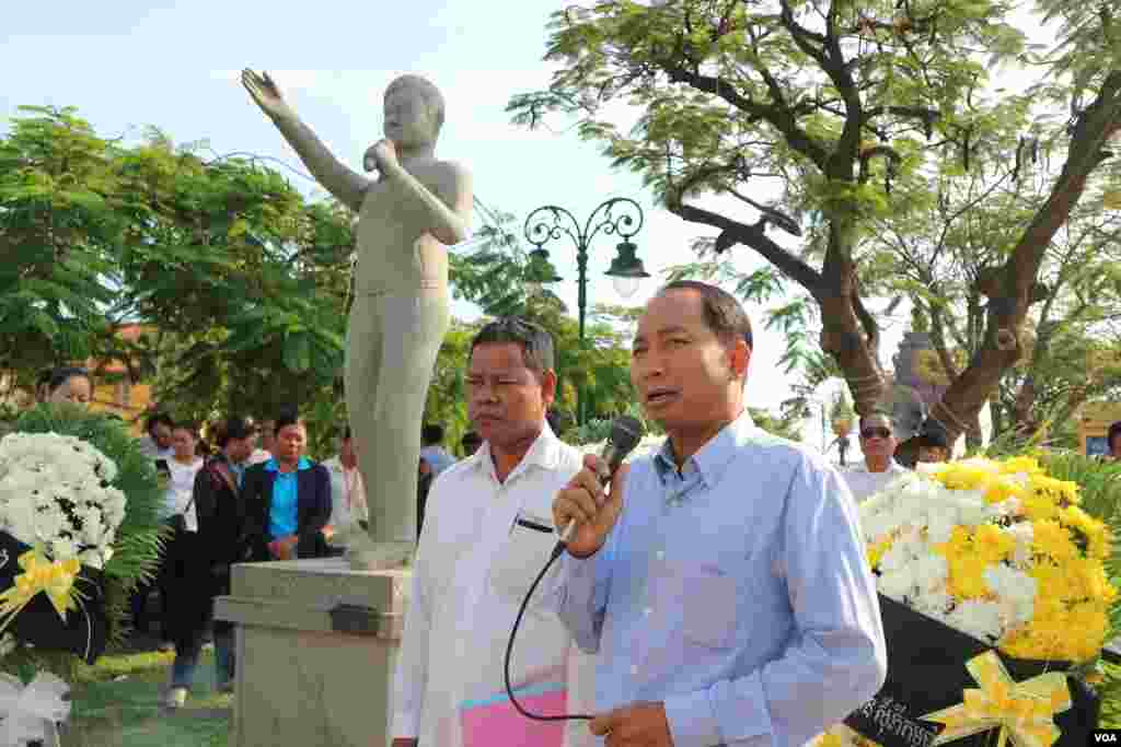 លោក អាត់ ធត់ ប្រធានសហភាពការងារកម្ពុជា ថ្លែងក្នុងពិធីគោរពវិញ្ញាណក្ខន្ធ លោក ជា វិជ្ជា អតីតប្រធានសហជីពសេរីកម្មករ ដែលត្រូវបានគេបាញ់សម្លាប់កាលពី១៥ឆ្នាំមុន នៅខាងមុខរូបសំណាករបស់លោក ក្បែរវិមានឯករាជ្យ នៅរាជធានីភ្នំពេញ នាថ្ងៃទី២២ ខែមករា ឆ្នាំ២០១៨។ (កាន់ វិច្ឆិកា/VOA) 