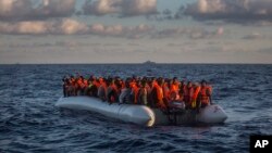 Réfugiés et migrants subsahariens secourus par une équipe de l'ONG espagnole Proactiva Open Arms, à 24 miles au nord de Sabratha, près de Lybia, 19 juillet 2016. (AP photo / Santi Palacios)