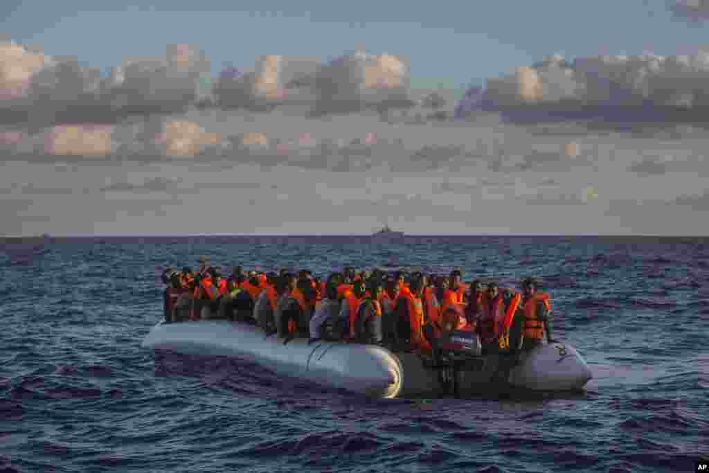 Người tị nạn và di dân từ khu vực hạ Sahara chen chúc trên một chiếc tàu nhỏ chờ toán cứu hộ của tổ chức NGO Proactiva Open Arms (Tây Ban Nha) đến giải cứu tại địa điểm cách Bắc Sabratha 24 dặm, gần Libya. Hình chụp ngày 19/7/16. &nbsp;