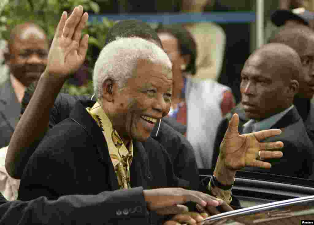 L&#39;ancien président sud-africain Nelson Mandela salue la foule de la main alors qu&#39;il quitte un bureau de vote à Houghton, le 22 Avril, 2009. 