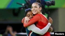 Simone Biles et Aly Raisman (or et argent) lors de la finale individuelle aux JO de Rio 2016.