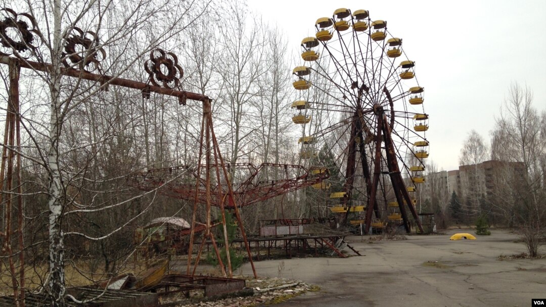 FILE - A Ferris wheel is seen in the Pripyat amusement park in what has become an iconic symbol of the Chernobyl nuclear distaster. (A. Arabasabi/VOA)