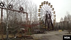 FILE - A Ferris wheel is seen in the Pripyat amusement park in what has become an iconic symbol of the Chernobyl nuclear distaster. (A. Arabasabi/VOA)