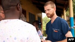지난 7월 라이베리아 몬로비아에서 의료활동 중인 켄트 브랜틀리 의사. 미국 의료선교단체 ‘사마리아인의 지갑’ 제공 사진.