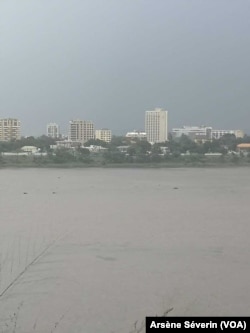 Vue de Kinshasa, à partir de Brazzaville, les deux capitales séparées par le fleuve Congo, le 13 mai 2019. (VOA/Arsène Séverin)