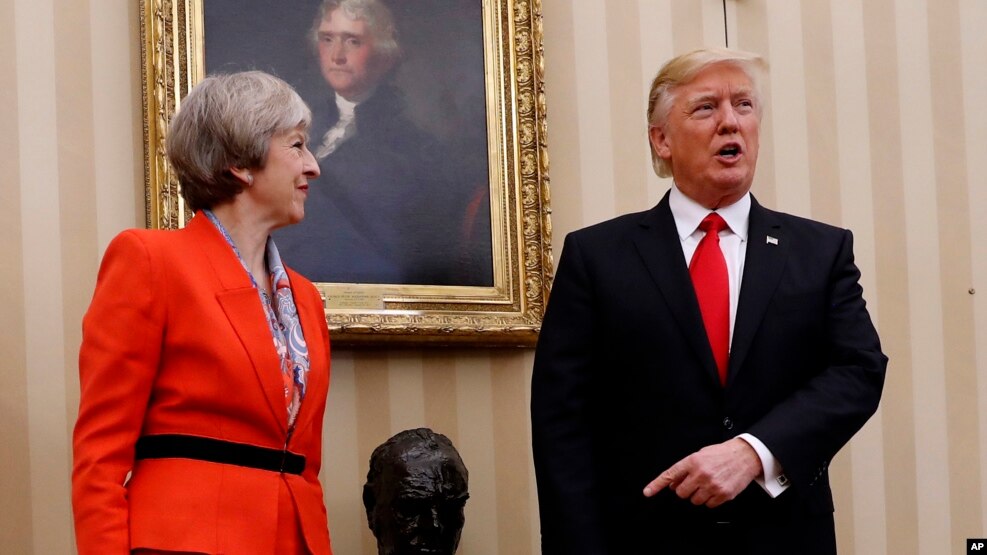 Thủ tướng Anh Theresa May đã bị các chính trị gia khác trong nước chỉ trích vì bà không lên án lệnh cấm của ông Trump.