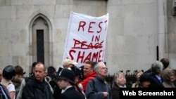 Para penentang kebijakan Margaret Thatcher semasa menjadi PM membawa tulisan 'Rest in Shame' atau Istirahat dalam Kehinaan dalam upacara pemakaman Thatcher di London (17/4).