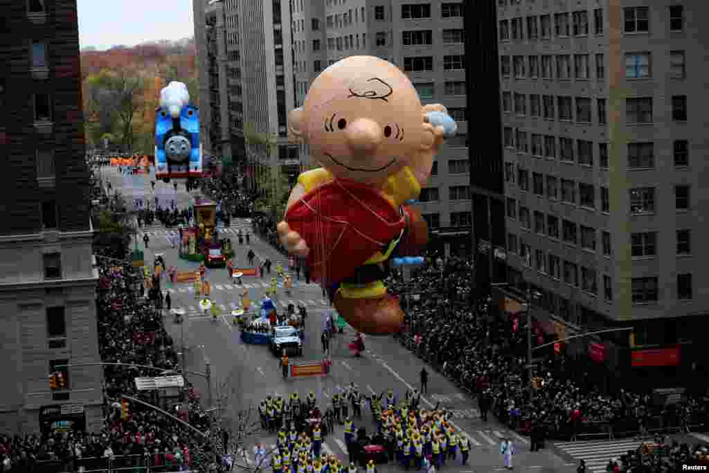 纽约梅西百货公司第九十届感恩节大游行中，做成查理&middot;布朗（Charlie Brown ）形象的气球飘扬(2016年11月24日）