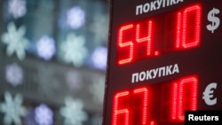 A board showing currency exchange rates is on display in Moscow, Dec. 22, 2014. 
