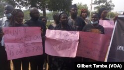 Des parents des étudiants enlevés à Kaduna, portant des parcartes avec slogants appelant à la liberation de leurs enfants, Abuja, le 4 mai 2021. (VOA/Gilbert Tamba)