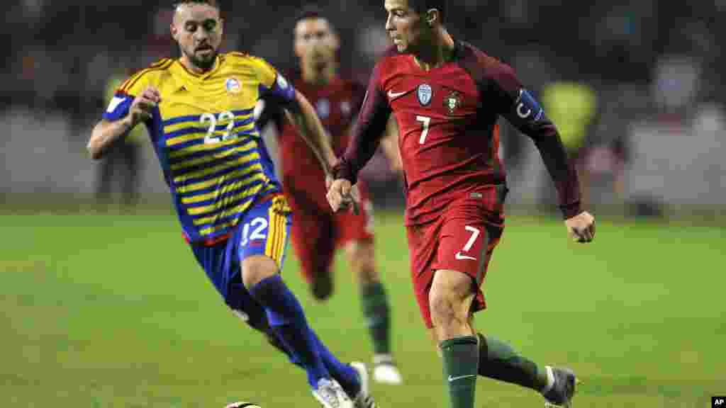 Le Portugais Cristiano Ronaldo défile Victor Rodriguez, d&#39;Andorre, lors du match de qualification de la Coupe du Monde au stade municipal d&#39;Aveiro, le 7 octobre 2016.