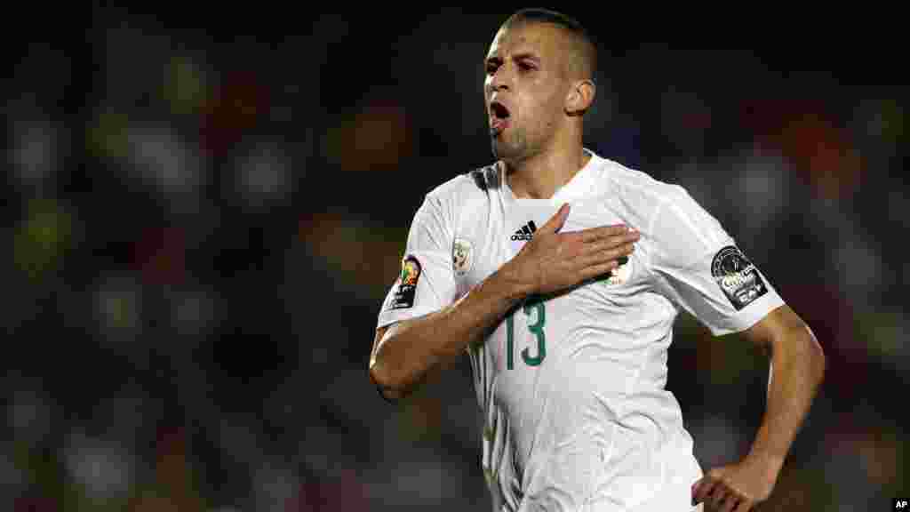Islam Slimani de l&#39;Algérie célèbre après avoir marqué un but au cours du match de football de la Coupe d&#39;Afrique des Nations Groupe C contre l&#39;Afrique du Sud à Mongomo, la Guinée équatoriale, lundi 19 janvier 2015.