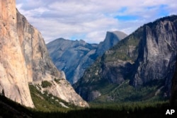 A view seen on the way to Glacier Point trail in the Yosemite National Park, California.