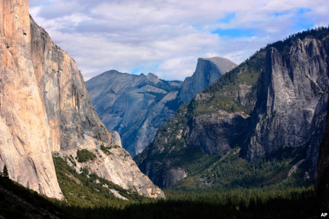 A view seen on the way to Glacier Point trail in the Yosemite National Park, California.