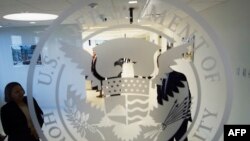 ARSIP - Logo Department of Homeland Security tampak di fasilitas gedung ICE Cyber Crimes Center yang sudah diperluas di Fairfax, Virginia, 22 Juli 2015 (foto: AFP Photo/Paul J. Richards)