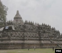 Candi Borobudur yang tertutup abu vulkanik akibat letusan Gunung Merapi.