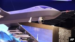 中国的中航技进出口公司2018年2月25日在阿联酋的科技展览会上展出可悬挂武器的“翼龙”无人机。