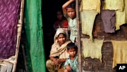 Một gia đình Hồi giáo tự nhận là 'người Hồi giáo Rohingya' tại một trại tị nạn ở phía bắc của Sittwe, bang Rakhine, miền tây Miến Ðiện, ngày 2/4/2014.