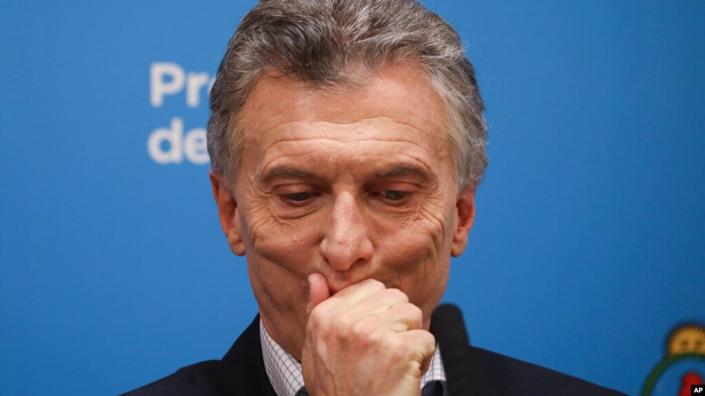 El presidente argentino Mauricio Macri, que se postula para la reelección, hace una pausa durante una conferencia de prensa en la casa del gobierno el día después de las elecciones primarias en Buenos Aires, Argentina, el lunes 12 de agosto de 2019. (AP Foto / Natacha Pisarenko)