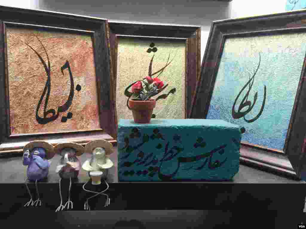 در خيابان وست وود لس آنجلس گالريهای ايرانی زيادي وجود دارد. در گالری "عشق" خطاطی ايرانی روی مجسمه های چوبی، لباس، جواهرات و غيره ديده مي شود