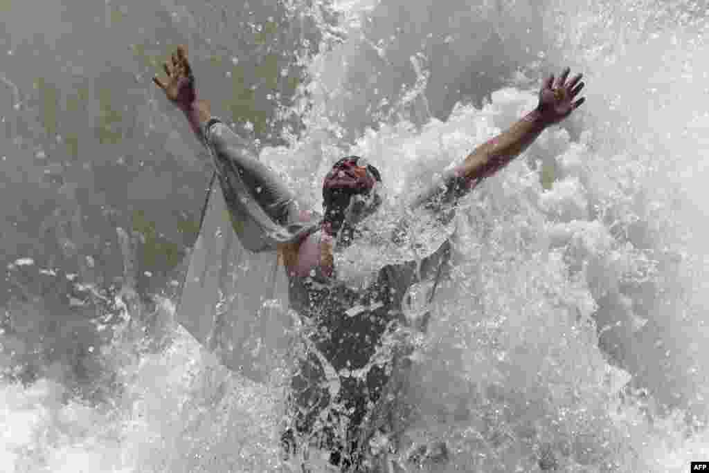 아프가니스탄 잘라라바드의 기온이 섭씨 42도를 기록한 가운데 남성이 물 속에서 더위를 식히고 있다.