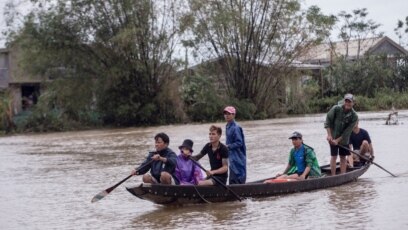 Người dân Huế di tản trong đợt lũ lụt vào tháng 10/2020.