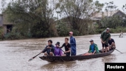 Người dân thôn Quảng An, Thừa Thiên- Huế, chèo thuyền đi nhận phẩm vật cứu trợ, ngày 20/10/2020. 