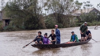 Người dân thôn Quảng An, Thừa Thiên- Huế, chèo thuyền đi nhận phẩm vật cứu trợ, ngày 20/10/2020. 