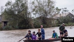 Người dân ở Thừa Thiên Huế di tản do ảnh hưởng của bão vào ngày 20/10/2020. 