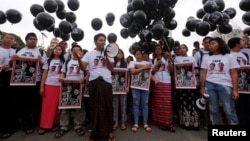 Para aktivis berpawai menuntut pembebasan wartawan Reuters, Wa Lone dan Kyaw Soe Oo, satu tahun setelah mereka ditahan di Yangon, Myanmar, 12 Desember 2018.