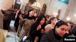 Umat Kristen Koptik di Katedral Santo Markus, Kairo, 26 Desember 2014 (Foto: dok). 