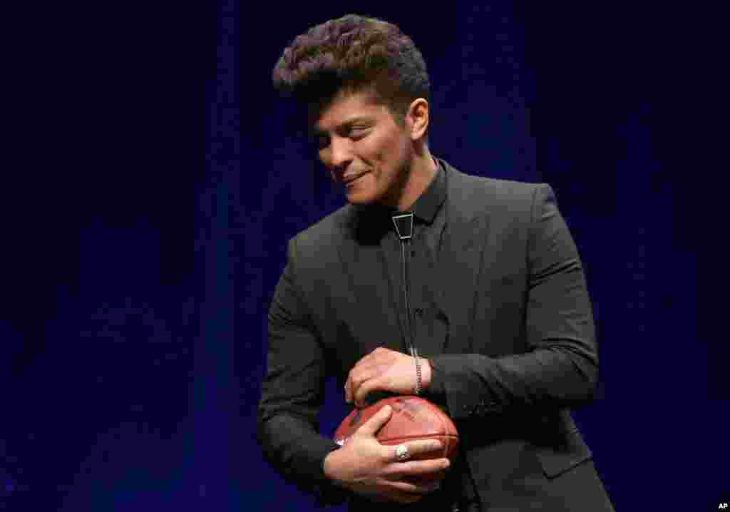 Bruno Mars who will headline the half-time show at Super Bowl XLVIII during a press conference, Jan. 30, 2014, in New York. 