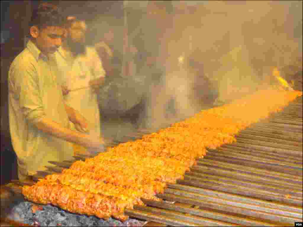 کراچی کی فوڈ اسٹریٹ میں آرڈر پر قربانی کے گوشت کے سیخ کباب تیار کئے جارہے ہیں۔
