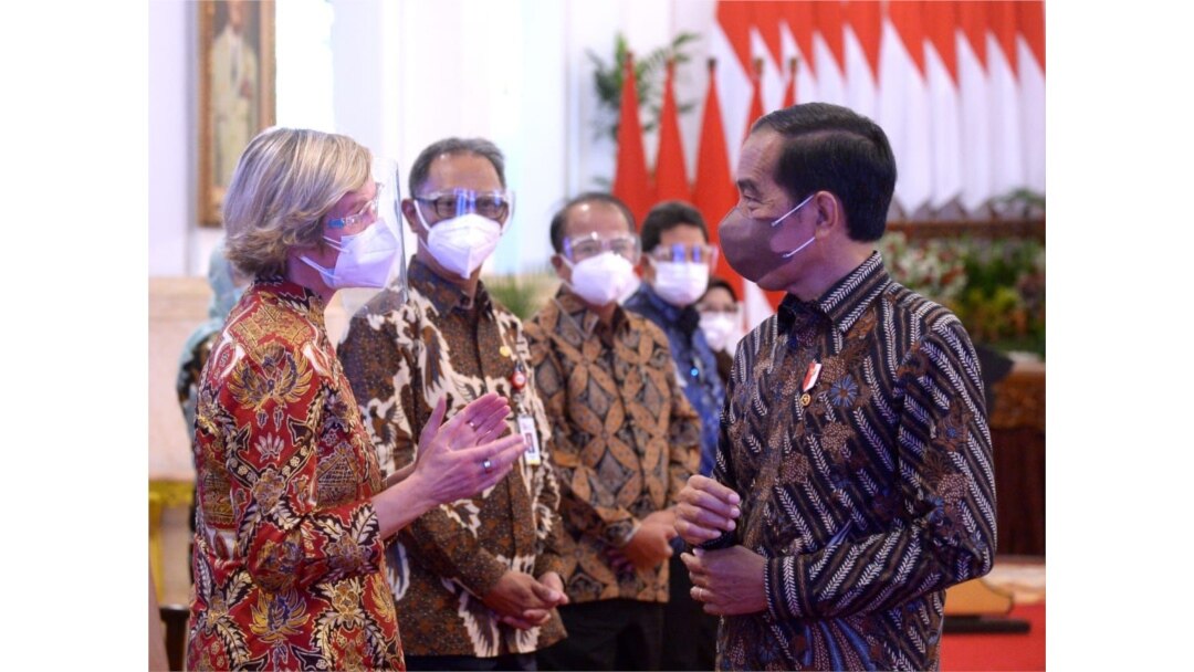 Presiden Jokowi berbincang dengan sejumlah stakeholder di sektor jasa keuangan dari dalam dan luar negeri. (Biro Setpres)