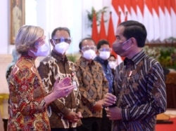 Presiden Jokowi berbincang dengan sejumlah stakeholder di sektor jasa keuangan dari dalam dan luar negeri. (Biro Setpres)